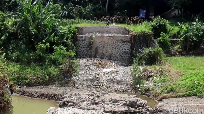 Jembatan Cilamatan Subang yang rusak
