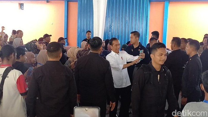 Presiden Joko Widodo, saat memberikan bantuan pangan di Bulog Telukan, Kabupaten Sukoharjo, Kamus (1/2/2024).