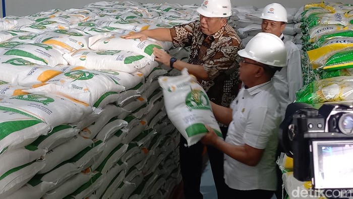 Presiden Joko Widodo, saat memberikan bantuan pangan di Bulog Telukan, Kabupaten Sukoharjo, Kamus (1/2/2024).