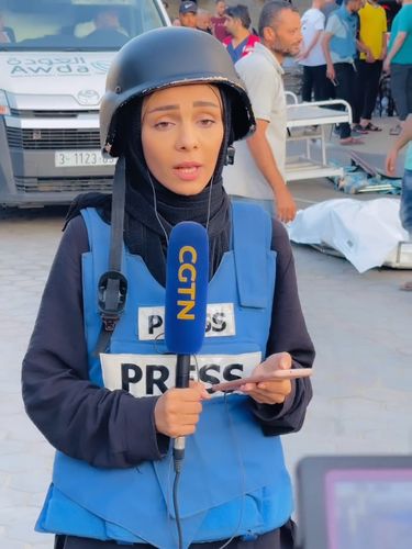 Jurnalis wanita berhijab yang tugas di Gaza, Noor Harazeen Jurnalis wanita berhijab yang tugas di Gaza, Noor Harazeen