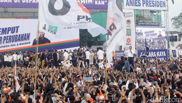 Kampanye rapat terbuka Anies Baswedan di Deli Serdang, Sumatra Utara, dihadiri ribuan orang. Begini potretnya.