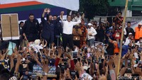 Kampanye ini juga dihadiri oleh Ketua Umum Partai Nasdem Surya Paloh dan petinggi partai pengusung. 