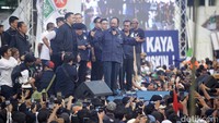 Surya Paloh ikut berpidato di atas panggung. 