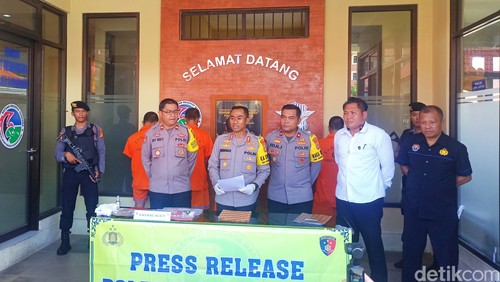 Kapolres Karangasem AKBP I Nengah Sadiarta (tengah) saat menggelar press release kasus narkoba di Mapolres Karangasem, Kamis (1/2/2024). (I Wayan Selamat Juniasa)