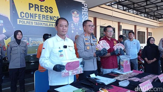 Kapolres Tasikmalaya Kota AKBP Joko Sulistiono dan Kepala BI Tasikmalaya menunjukan barang bukti uang palsu.