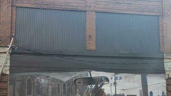 Keren ya mural pengemudi memandang dari kaca depan. Foto: Reddit via Boredpanda