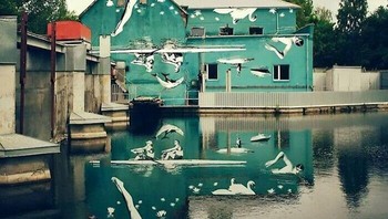 Mural Sengaja Dicat Terbalik Untuk Mencerminkan Sisi Kanan Di Atas Air Foto: Reddit via Boredpanda