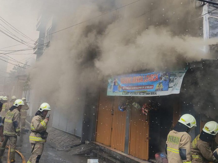 Kebakaran terjadi di kawasan Tambora, Jakarta Barat (Jakbar). Petugas pemadam kebakaran (dankar) menangani kebakaran setelah melihat asap tebal membubung. (dok Damkar Jakbar)
