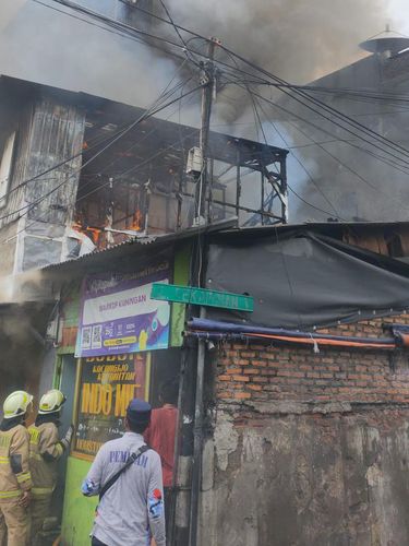 Rumah Di Tambora Kebakaran 17 Unit Damkar Dikerahkan Ke Lokasi