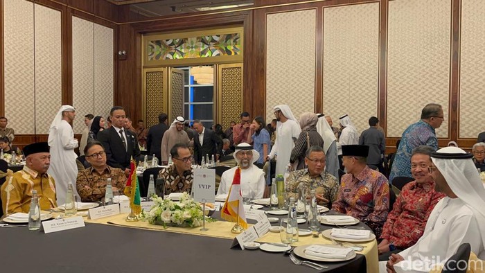 Kedutaan Besar Uni Emirat Arab (UEA) menggelar dinner Reception UEA-Indonesia dan dihadiri Menteri Pariwisata dan Ekonomi Kreatif Sandiaga Uno hingga Menteri Perhubungan Budi Karya Sumadi di Four Seasons Jakarta (Anggi/detikcom)