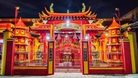Pertama ada Kelenteng Kim Hin Kiong Gresik. Melansir situs Perkumpulan Tridharma, Kelenteng Kim Hin Kiong didirikan di pesisir laut kota Gresik. Waktu pembangunan kelenteng ini terukir di belandar tepat berada di atas altar Thian Kong, yaitu 1 Agustus 1153. Dok. Diskominfo Gresik