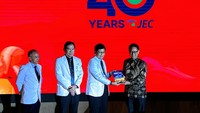 Peringatan “40 Years of JEC: Let’s Go Extra Miles” dihadiri oleh Menteri Kesehatan, Budi Gunadi Sadikin; Co-founder dan Komisaris Utama PT NSD/JEC Group, Dr. Darwan M. Purba, SpM(K); dan Presiden Direktur JEC Korporat, Dr. dr. Johan Hutauruk, Sp.M(K), Kamis (1/2/2024). 