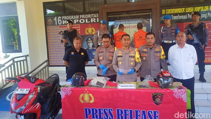 Konferensi pers kasus pencurian sepeda motor di Mapolres Karangasem, Kamis (1/2/2024). (I Wayan Selamat Juniasa)