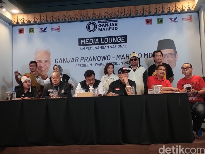 Konferensi pers Relawan Indonesia Berg3ma, mengenai kegiatan Hajatan Rakyat dari relawan Ganjar-Mahfud. (Dwi Rahmawati/detikcom)