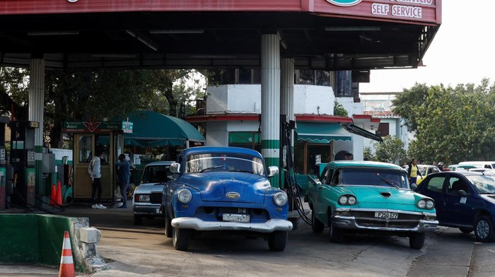 People stand in line with their cars to fill up on fuel after Cuba's government put off a five-fold increase in gasoline prices planned for February 1 due to a cyberattack, according to Economy Vice Minister Mildrey Granadillo, in Havana, Cuba January 31, 2024. REUTERS/Yander Zamora