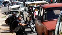 Sejumlah kendaraan mengantre untuk mengisi bahan bakar di Havana, Kuba, Rabu (31/1/2024). Wakil Menteri Ekonomi Kuba Mildrey Granadillo mengatakan negara itu menunda kenaikan harga bensin yang direncanakan pada 1 Februari.  