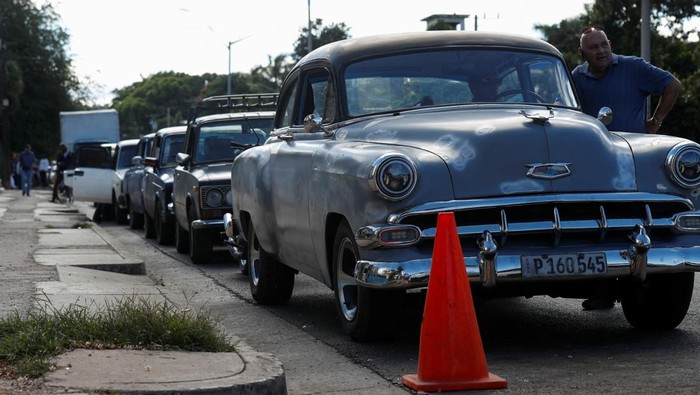 Kuba Tunda Kenaikan Harga BBM hingga 500 Persen People stand in line with their cars to fill up on fuel after Cuba's government put off a five-fold increase in gasoline prices planned for February 1 due to a cyberattack, according to Economy Vice Minister Mildrey Granadillo, in Havana, Cuba January 31, 2024. REUTERS/Yander Zamora