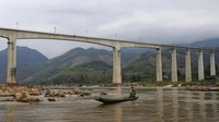 Secara khusus, UNESCO khawatir soal pembangunan jembatan di Sungai Nam Khan. Jembatan bambu yang dibangun tiap musim kemarau itu rencananya akan diganti dengan bangunan beton dan akan berdampak pada visual kota.