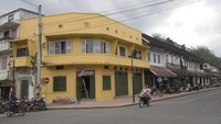 Karena melonjaknya harga real estate, banyak penduduk setempat yang memilih untuk menjual atau menyewakan rumah mereka dan pindah ke luar kota. Inilah yang membuat struktur bangunan berubah.