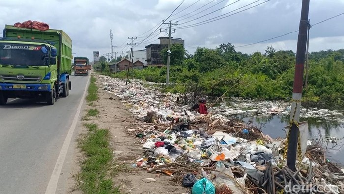 Lautan sampah berserakan dipinggiran jalan Kota Jambi