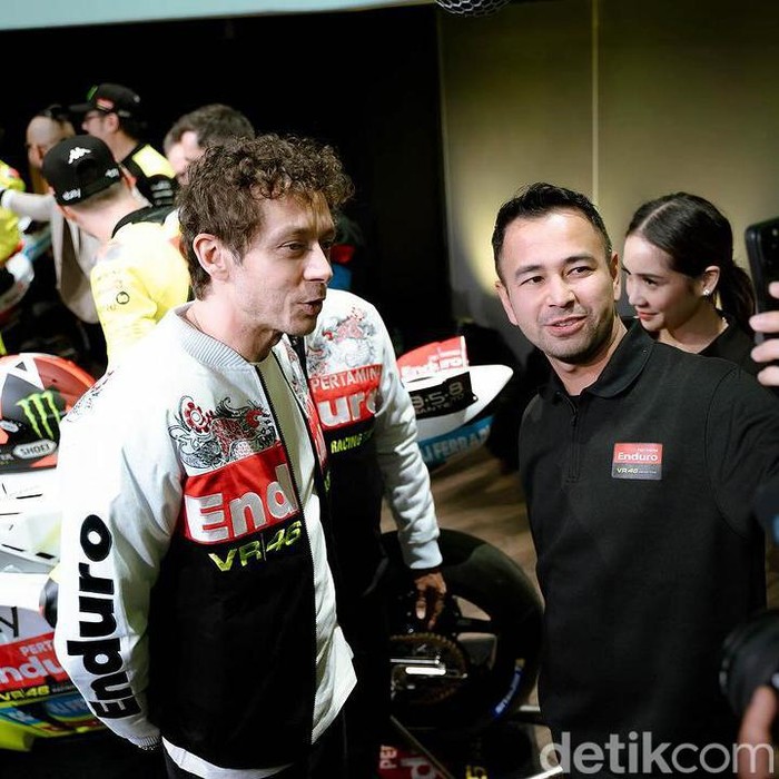Legenda MotoGP Valentino Rossi Berjaket dengan Motif Batik Khas Banyuwangi