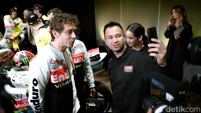 Legenda MotoGP Valentino Rossi Berjaket dengan Motif Batik Khas Banyuwangi