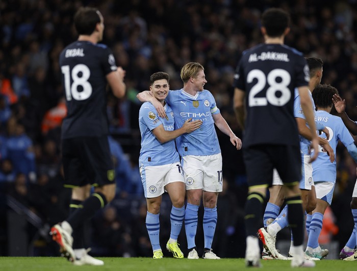 Soccer Football - Premier League - Manchester City v Burnley - Etihad Stadium, Manchester, Britain - January 31, 2024 Manchester Citys Julian Alvarez celebrates scoring their second goal with Kevin De Bruyne Action Images via Reuters/Jason Cairnduff NO USE WITH UNAUTHORIZED AUDIO, VIDEO, DATA, FIXTURE LISTS, CLUB/LEAGUE LOGOS OR LIVE SERVICES. ONLINE IN-MATCH USE LIMITED TO 45 IMAGES, NO VIDEO EMULATION. NO USE IN BETTING, GAMES OR SINGLE CLUB/LEAGUE/PLAYER PUBLICATIONS.