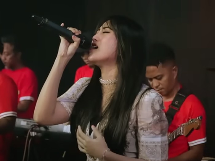 Dulu, lagu Cinderella begitu populer dibawakan band Radja. Kini, lagu tersebut trending dinyanyikan Linda Ayunda.