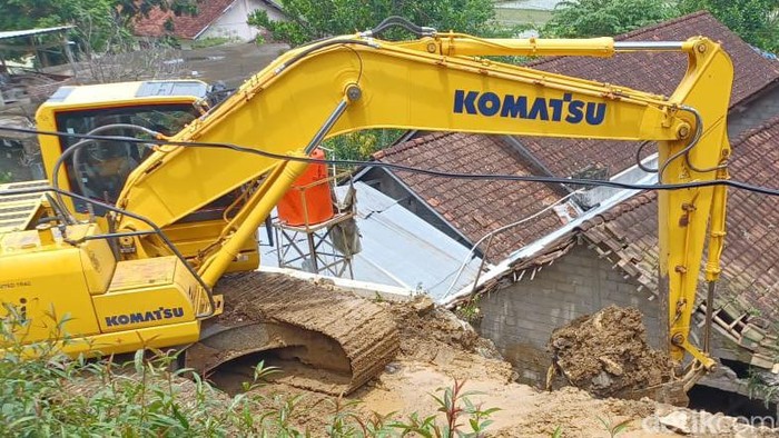 Pembersihan material talut yang longsor di Desa Ngandong Kecamatan Gantiwarno, Klaten, Kamis (1/2/2024).