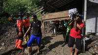 Hujan deras yang mengguyur sejak Rabu (31/1) siang di daerah tersebut mengakibatkan longsor dan menimbun dua rumah milik warga. Beruntung tidak ada korban dalam kejadian tersebut.