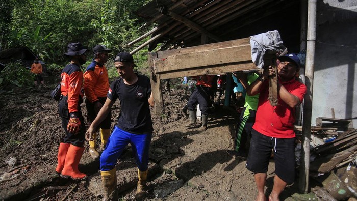 Relawan mengangkat kasur dari rumah yang tertimpa longsor di Desa Hargomulyo, Gedangsari, Gunungkidul, DI Yogyakarta, Kamis (1/2/2024). Hujan deras yang mengguyur sejak Rabu (31/1) siang di daerah tersebut mengakibatkan longsor dan menimbun dua rumah milik warga, tidak ada korban dalam kejadian tersebut. ANTARA FOTO/Hendra Nurdiyansyah/aww.