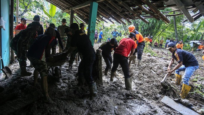 Longsor Timbun Dua Rumah di Gunungkidul Relawan mengangkat kasur dari rumah yang tertimpa longsor di Desa Hargomulyo, Gedangsari, Gunungkidul, DI Yogyakarta, Kamis (1/2/2024). Hujan deras yang mengguyur sejak Rabu (31/1) siang di daerah tersebut mengakibatkan longsor dan menimbun dua rumah milik warga, tidak ada korban dalam kejadian tersebut. ANTARA FOTO/Hendra Nurdiyansyah/aww.