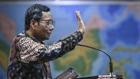 Menko Polhukam Mahfud Md memberikan keterangan pers usai menyampaikan permohonan pengunduran diri dari Menko Polhukam kepada Presiden Joko Widodo di Kantor Presiden, Jakarta, Kamis (1/2/2024).  