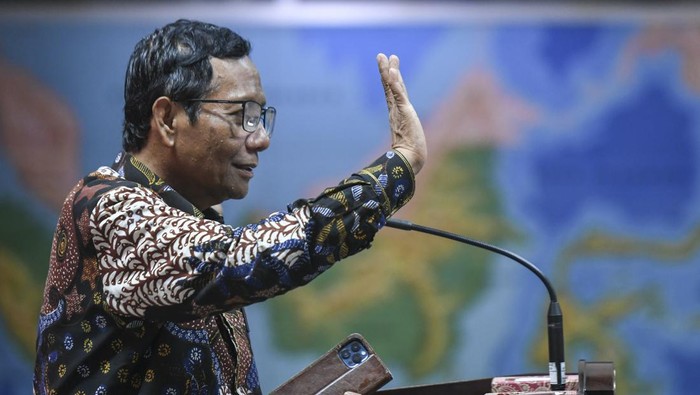 Menko Polhukam Mahfud MD memberikan keterangan pers usai menyampaikan permohonan pengunduran diri dari Menko Polhukam kepada Presiden Joko Widodo di Kantor Presiden, Jakarta, Kamis (1/2/2024). Mahfud MD mengundurkan diri dari Menko Polhukam karena maju sebagai calon wakil presiden nomor urut 3 pada Pemilu 2024. ANTARA FOTO/Hafidz Mubarak A/foc.