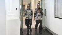 Menko Polhukam Mahfud Md (kanan) didampingi Mensesneg Pratikno bersiap memberikan keterangan pers.  