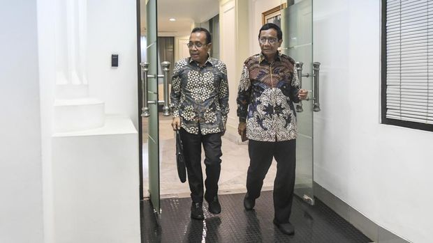 Menko Polhukam Mahfud MD memberikan keterangan pers usai menyampaikan permohonan pengunduran diri dari Menko Polhukam kepada Presiden Joko Widodo di Kantor Presiden, Jakarta, Kamis (1/2/2024). Mahfud MD mengundurkan diri dari Menko Polhukam karena maju sebagai calon wakil presiden nomor urut 3 pada Pemilu 2024. ANTARA FOTO/Hafidz Mubarak A/foc.