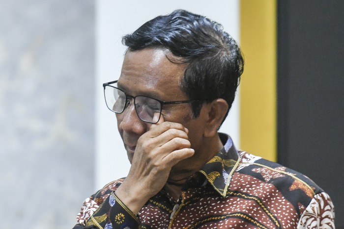 Menko Polhukam Mahfud MD memberikan keterangan pers usai menyampaikan permohonan pengunduran diri dari Menko Polhukam kepada Presiden Joko Widodo di Kantor Presiden, Jakarta, Kamis (1/2/2024). Mahfud MD mengundurkan diri dari Menko Polhukam karena maju sebagai calon wakil presiden nomor urut 3 pada Pemilu 2024. ANTARA FOTO/Hafidz Mubarak A/foc.