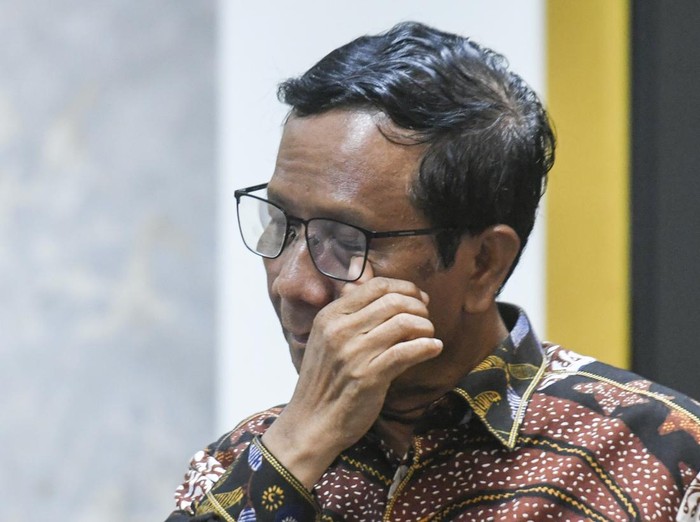 Menko Polhukam Mahfud MD memberikan keterangan pers usai menyampaikan permohonan pengunduran diri dari Menko Polhukam kepada Presiden Joko Widodo di Kantor Presiden, Jakarta, Kamis (1/2/2024). Mahfud MD mengundurkan diri dari Menko Polhukam karena maju sebagai calon wakil presiden nomor urut 3 pada Pemilu 2024. ANTARA FOTO/Hafidz Mubarak A/foc.