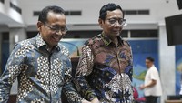 Menko Polhukam Mahfud Md (kanan) didampingi Mensesneg Pratikno berjalan usai menyampaikan permohonan pengunduran diri dari Menko Polhukam kepada Presiden Joko Widodo di Kantor Presiden, Jakarta, Kamis (1/2/2024).