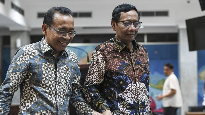 Mahfud Md resmi mengundurkan dari dari Menko Polhukam Menko Polhukam Mahfud MD memberikan keterangan pers usai menyampaikan permohonan pengunduran diri dari Menko Polhukam kepada Presiden Joko Widodo di Kantor Presiden, Jakarta, Kamis (1/2/2024). Mahfud MD mengundurkan diri dari Menko Polhukam karena maju sebagai calon wakil presiden nomor urut 3 pada Pemilu 2024. ANTARA FOTO/Hafidz Mubarak A/foc.
