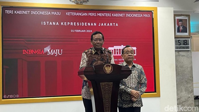 Mahfud Md resmi mengundurkan diri dari jabatan Menko Polhukam. Mahfud lalu memberi pernyataan dengan ditemani Mensesneg Pratikno (Eva S/detikcom)