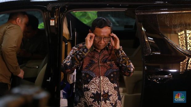 Mahfud MD tiba di kantor usai melakukan pertemuan dengan Presiden Joko Widodo terkait pengunduran diri sebagai Menteri Koordinator Bidang Politik, Hukum, dan Keamanan pada Kamis (1/2/2024). (CNBC Indonesia/Muhammad Sabki)