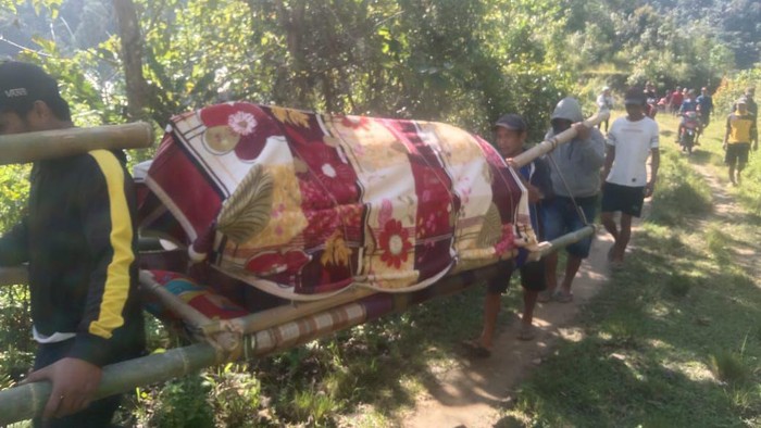 Seorang warga bernama Dian (57) di Kabupaten Mamuju, Sulawesi Barat (Sulbar) terpaksa ditandu untuk berobat ke puskesmas sejauh 17 kilometer (Km).