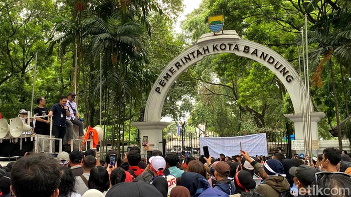 Massa pedagang Pasar Baru Bandung menggelar aksi unjuk rasa di depan Balai Kota Bandung, Kamis (1/2/2024)/