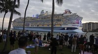 Ikon Laut Kerajaan Karibia membentang hampir 1.200 kaki (365 meter) dari haluan ke buritan. Kapal tersebut meninggalkan Florida Selatan untuk perjalanan tujuh hari pertama melintasi pulau tropis.