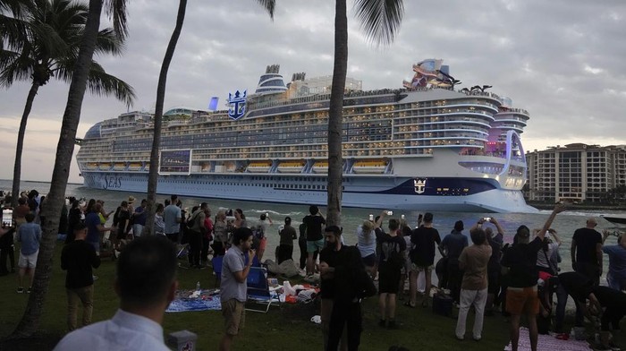Melihat Kapal Pesiar Terbesar di Dunia Mengarungi Lautan Icon of the Seas, the world's largest cruise ship, sails out of PortMiami for its first public cruise, past Fisher Island and Miami Beach, Fla., Saturday, Jan. 27, 2024. (AP Photo/Rebecca Blackwell)