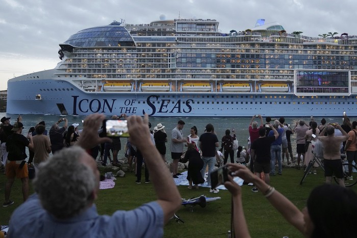 Melihat Kapal Pesiar Terbesar di Dunia Mengarungi Lautan Icon of the Seas, the world's largest cruise ship, sails out of PortMiami for its first public cruise, past Fisher Island and Miami Beach, Fla., Saturday, Jan. 27, 2024. (AP Photo/Rebecca Blackwell)