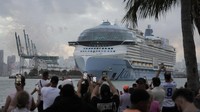 Icon of the Seas dibagi menjadi delapan lingkungan di 20 dek. Kapal ini mencakup enam seluncuran air, tujuh kolam renang, arena seluncur es, teater, dan lebih dari 40 restoran, bar, dan lounge. Kapal tersebut mampu mengangkut hingga 7.600 penumpang dengan kapasitas maksimal, serta 2.350 awak kapal.