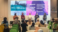 Public Figure dan Cancer Survivor, Shahnaz Haque; Koordinator Bidang Humas Yayasan Kanker Indonesia (YKI), Pratiwi Astar; Konten Kreator yang juga seorang Caregiver, Hada Kusumonegoro; Survivor Seniman Yayasan Kanker Indonesia (YKI), Umbu L.P. Tangela; Public Figure dan Cancer Survivor, Shahnaz Haque; dan Country Communications Lead MSD Indonesia, Nabila Astari, dalam kegiatan konferensi pers Art Exhibition “Close The Care Gap”, Kamis (1/2/2024) di Tangerang.