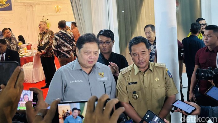 Menko Perekonomian Airlangga Hartarto Menko Perekonomian Airlangga Hartarto (kiri), Pj Gubernur Sulsel Bahtiar Baharuddin (kanan).